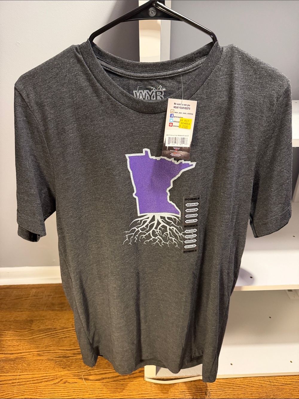 Unbranded Men’s Gray Short Sleeve Tee with Purple Minnesota Graphic